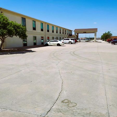 Mcpherson Inn By Oyo, I-135 מראה חיצוני תמונה