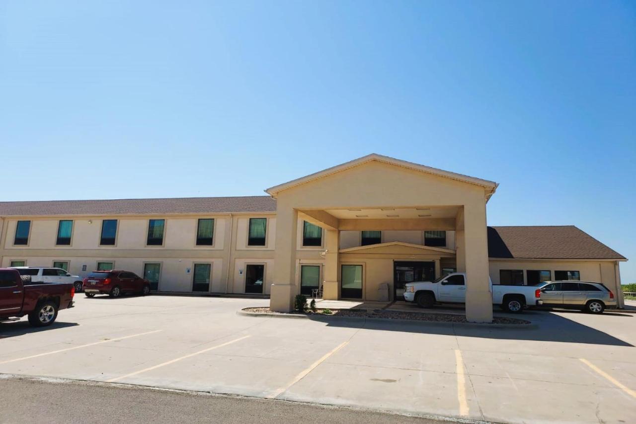 Mcpherson Inn By Oyo, I-135 מראה חיצוני תמונה