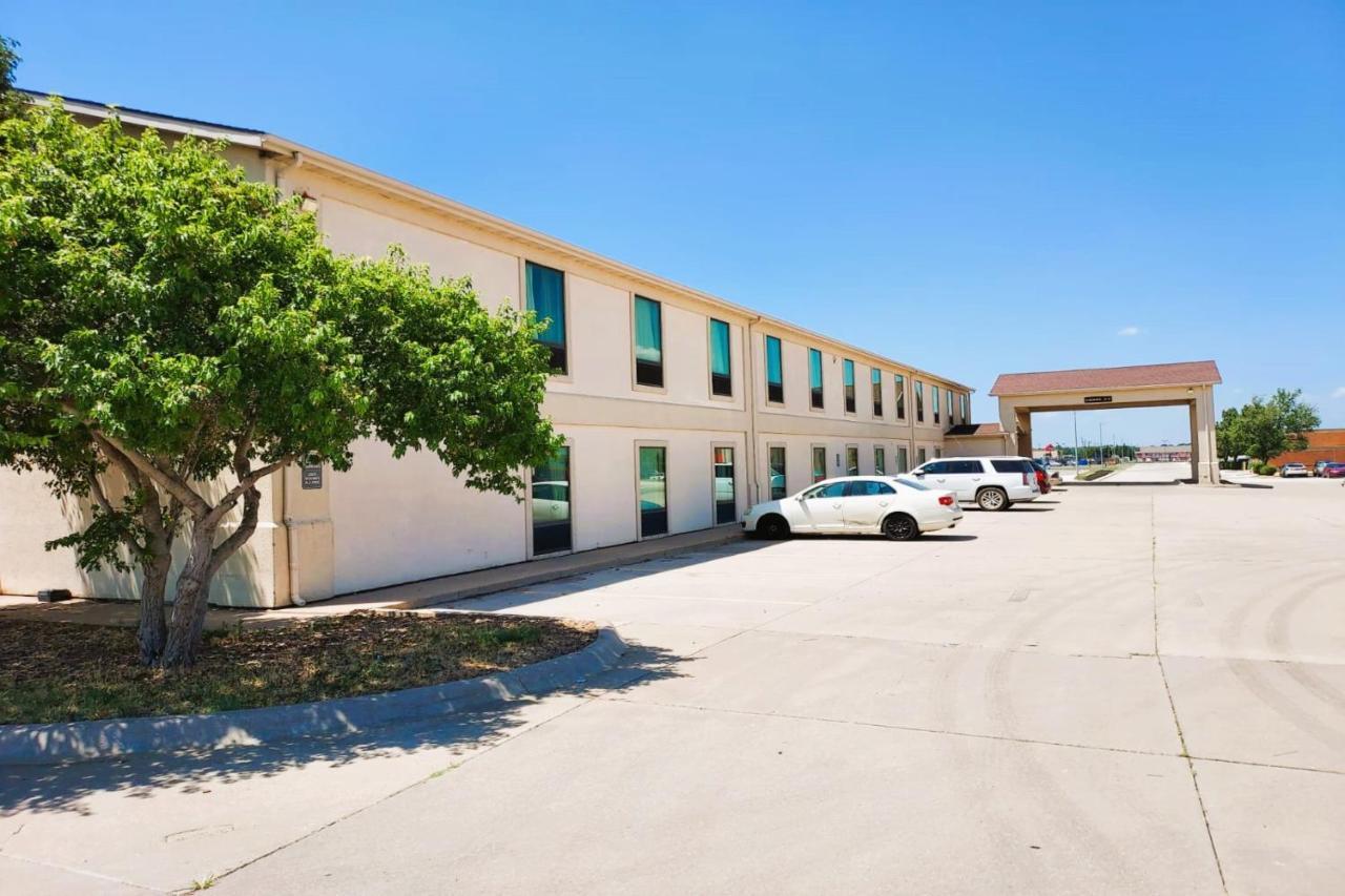 Mcpherson Inn By Oyo, I-135 מראה חיצוני תמונה